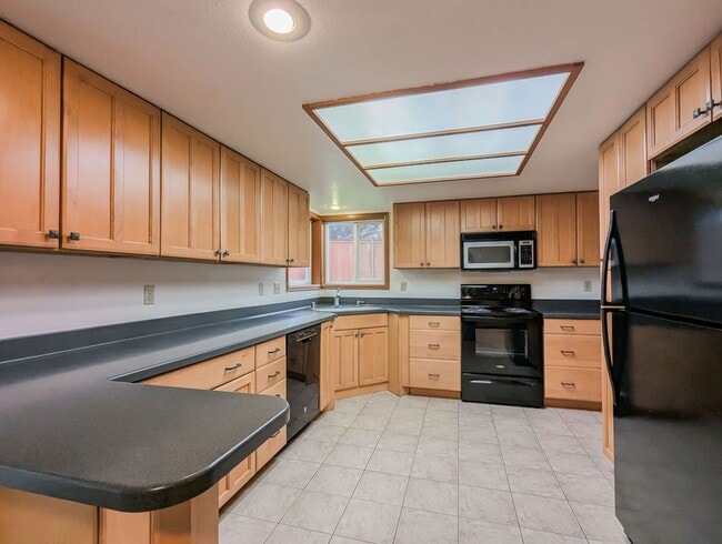 Building Photo - **Move-In Special** Beautiful 3 bed, 2.5 bath Rambler w/ New Carpet Throughout!