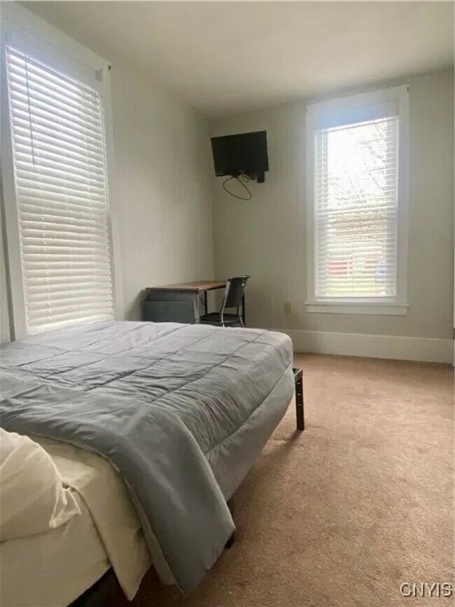 Foto del edificio - 10 Maple Ave