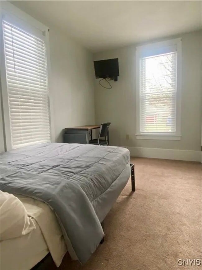 Building Photo - 10 Maple Ave