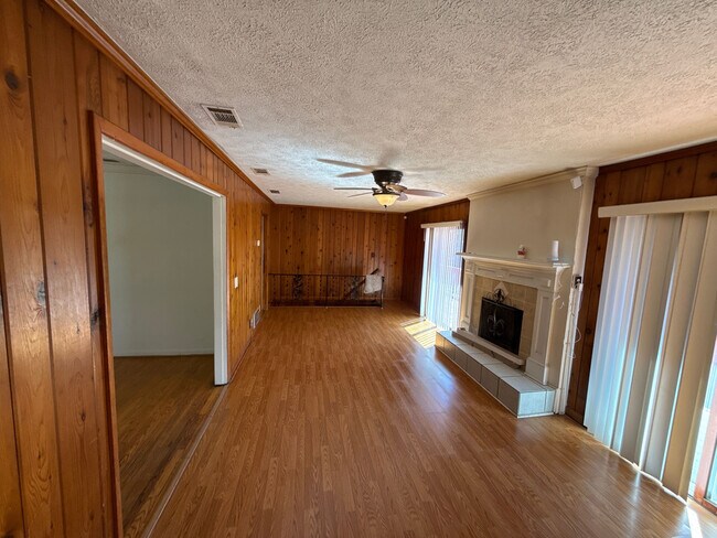 Foto del edificio - Room in House on Pleasant Hill Rd