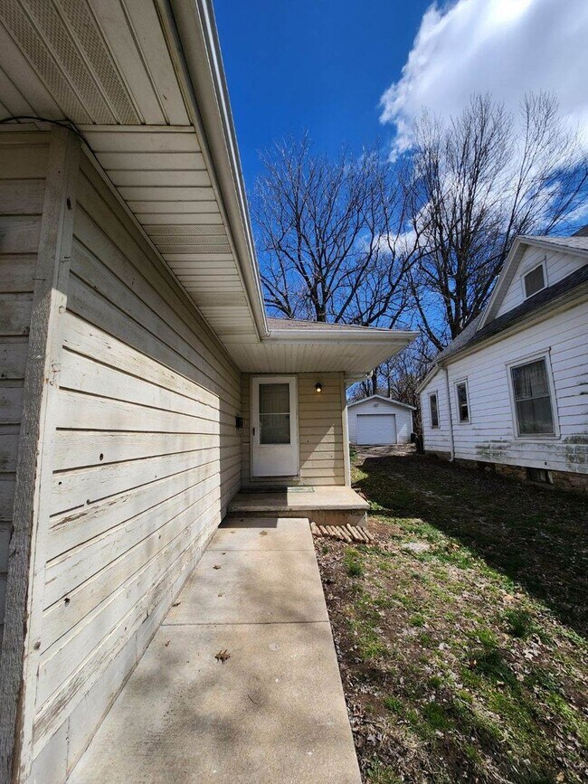 Foto del edificio - Great 2 bedroom 1 bath Duplex with attached garage