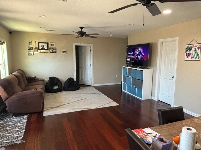 Foto del edificio - 2333 Kingswood Dr
