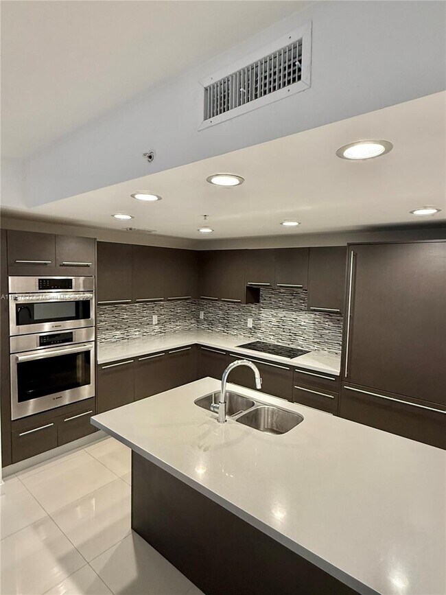 Foto del edificio - 7661 NW 107th Ave