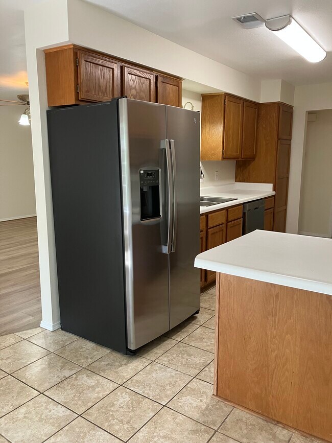 Foto del edificio - 8632 Golf Creek Dr