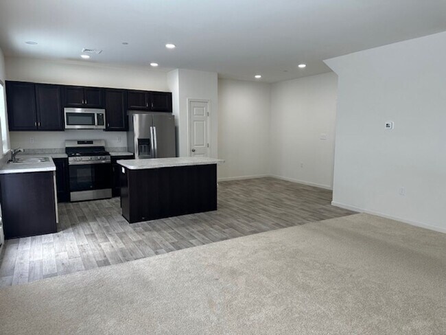 Building Photo - 7867 Oakbrook Dr