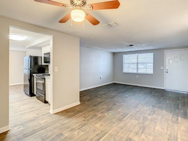 Foto del edificio - Check out this 3/1.5/1 1113 Sq. Ft. with UPDATED bathrooms and kitchen with GRANITE, LARGE backya...