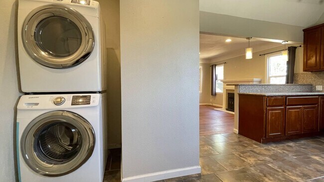 Foto del edificio - 3BD/1BA - Cozy Home with a Spacious Yard and Modern Kitchen!