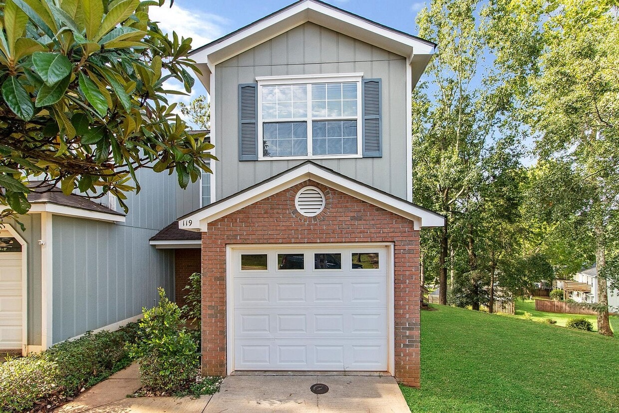 Foto principal - 119 W Briar Dr