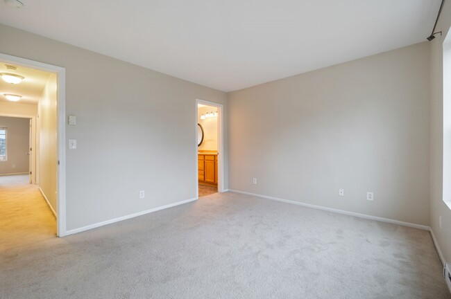Building Photo - 7032 Holly Park Dr S