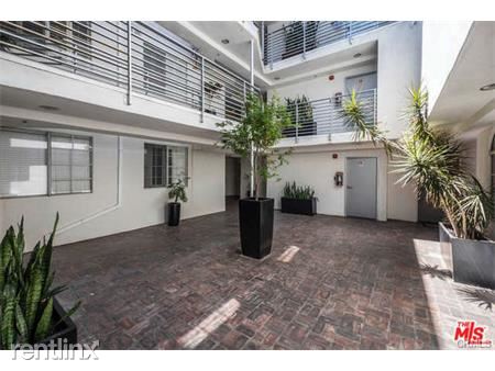 Building Photo - 1129 Larrabee St