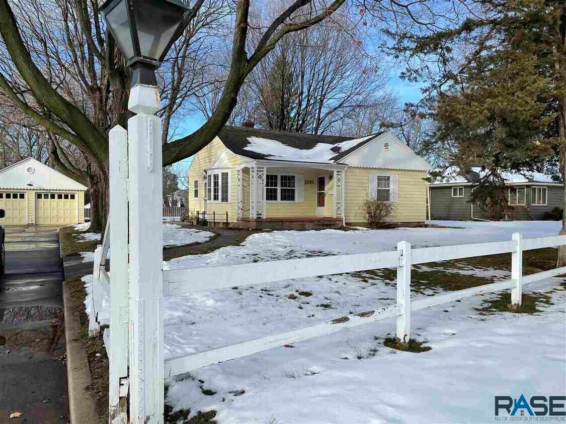 Primary Photo - 1305 S Lyndale Ave