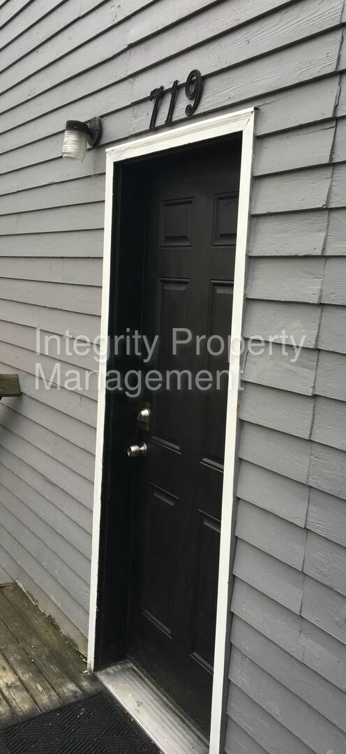 Building Photo - 719 S 96th St