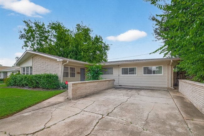 Building Photo - 5001 Libbey Dr