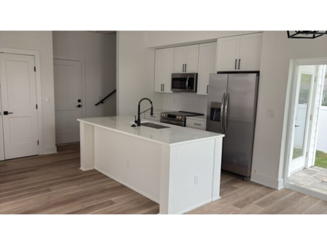 Foto del edificio - BRAND NEW 3 bedroom 2.5 bath with Den and ...