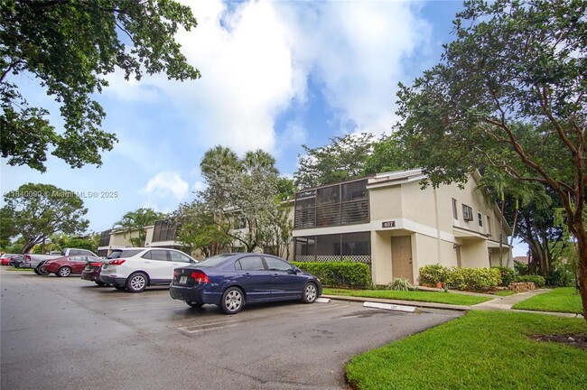 Building Photo - 407 Gardens Dr