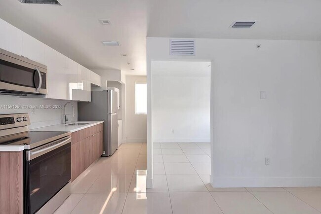 Building Photo - 821 SW 18th Ave