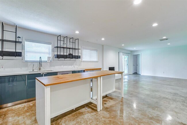 Building Photo - 1202 Shadeland Dr