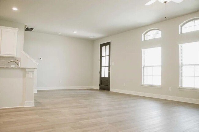 Foto del edificio - Townhome in Waxahachie, Tx