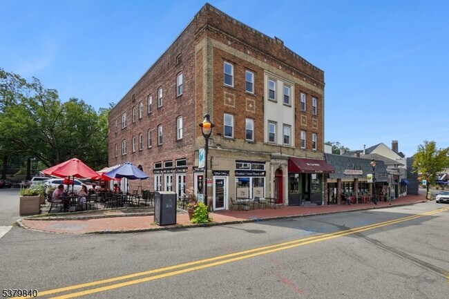 Foto del edificio - 166 Maplewood Ave