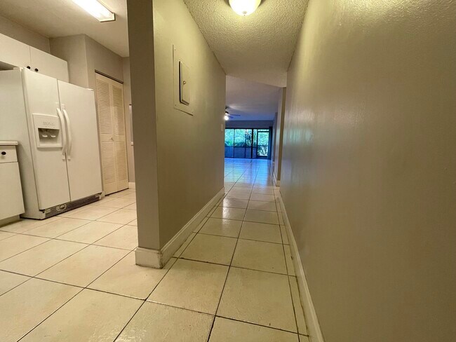 Building Photo - 2967 Riverside Dr