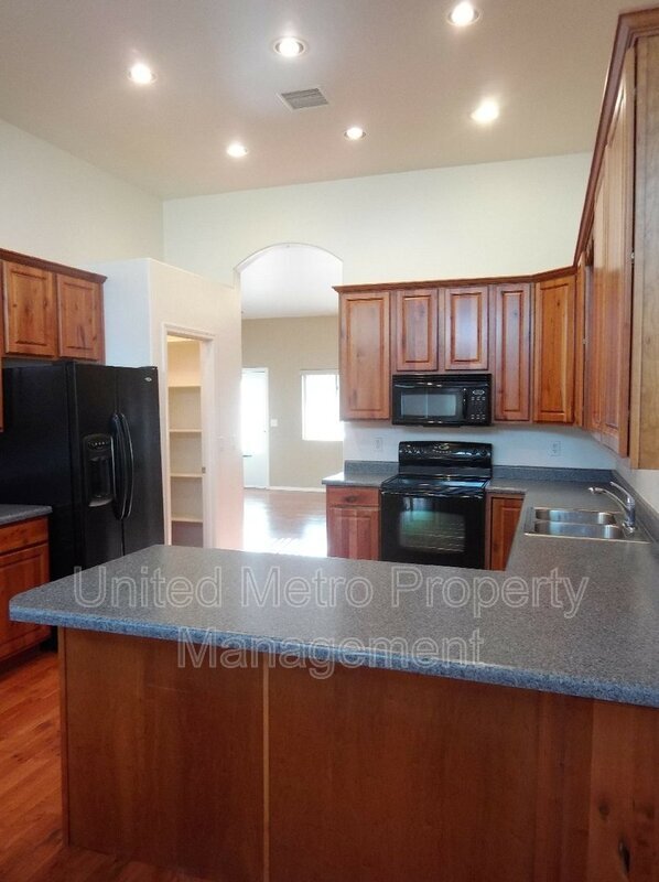 Building Photo - 3750 N Meadowlark Dr