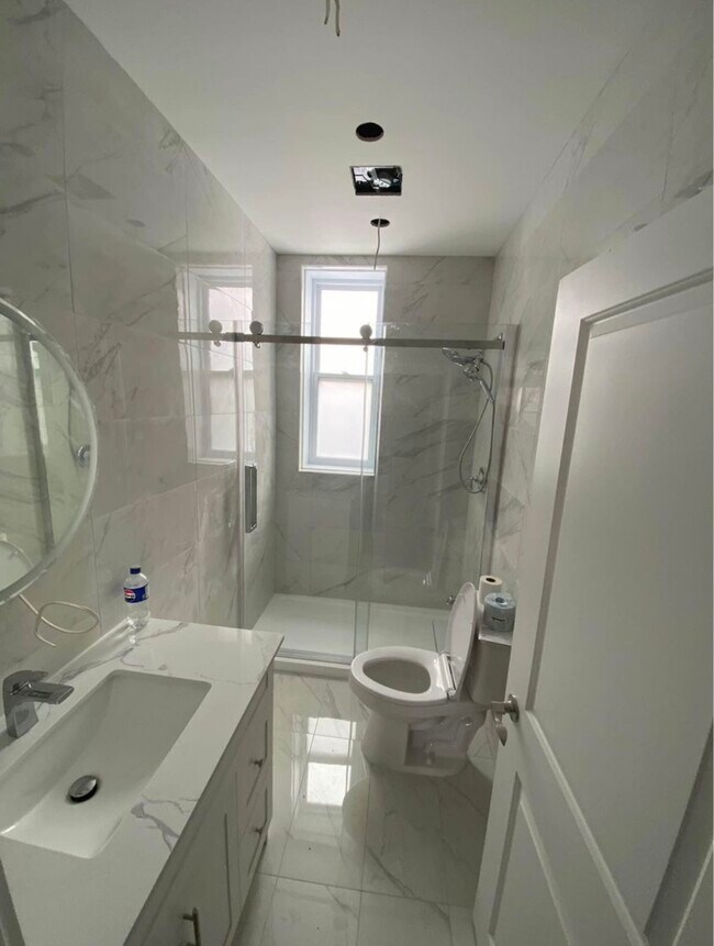 Building Photo - 244 Rue Villeneuve
