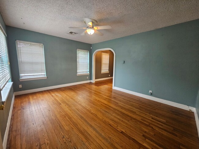 Building Photo - (2) Bed/(1) Bath Avail NOW! Hardwood Floors!