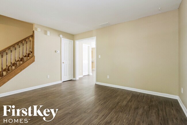 Building Photo - 728 Sweet Creek Dr