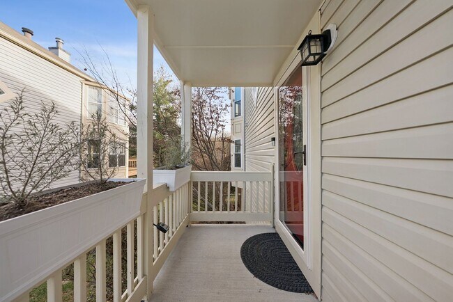 Foto del edificio - Welcome home to this beautifully updated end-unit townhome in the heart of Kingstowne — one of No...
