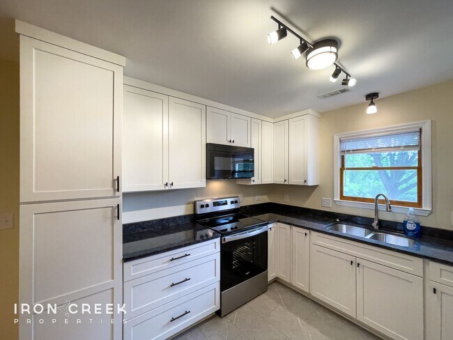 Foto del edificio - Beautifully Updated Three-Bedroom with Gar...