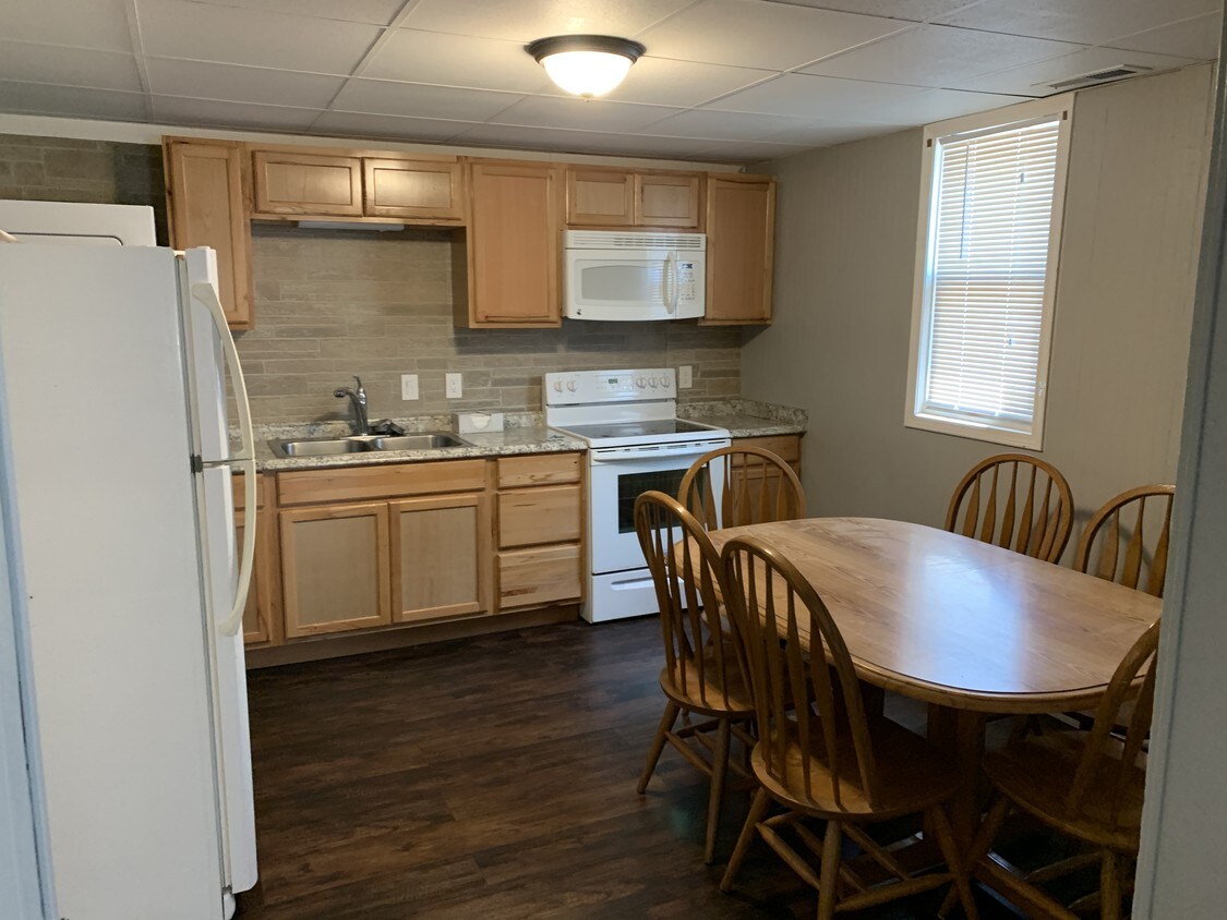 1402 9th St Unit 2, Charleston, IL 61920 Apartments in Charleston, IL