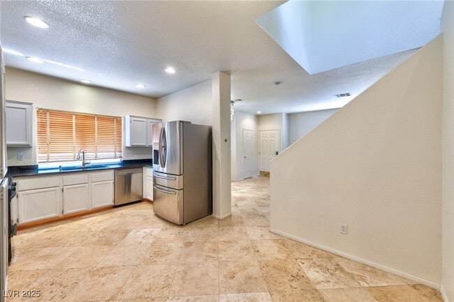 Building Photo - 1425 Muinos St