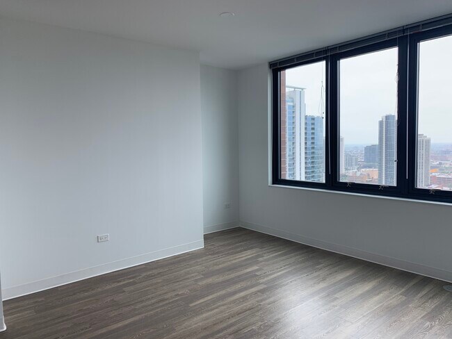 Building Photo - 601 N Wells St