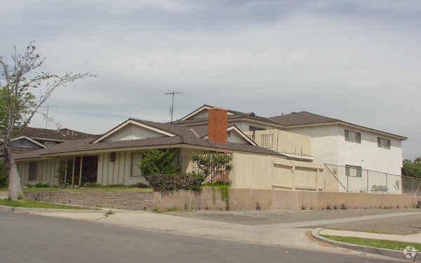 Building Photo - 1616 Via Mirada