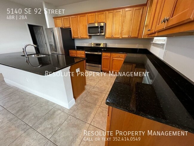 Building Photo - 4 Bed / 2 Bath / Pets Allowed!