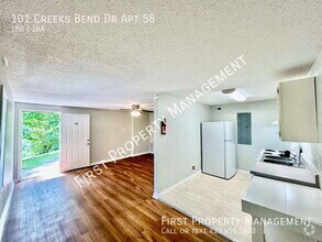 Building Photo - 101 Creeks Bend Dr