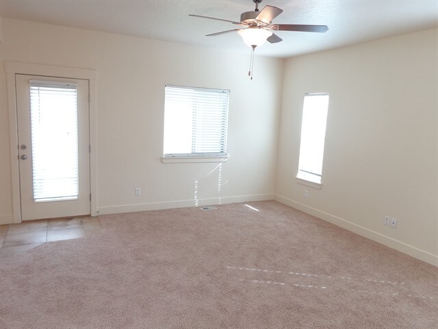 Foto del edificio - 4792 Addison Ave