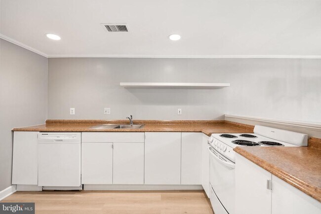 Building Photo - 5107 MacArthur Blvd NW