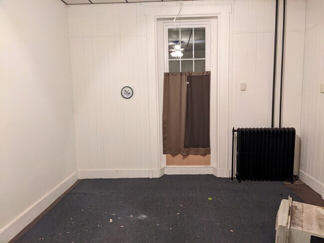 Living room (180 sq ft) - 203 walnut St