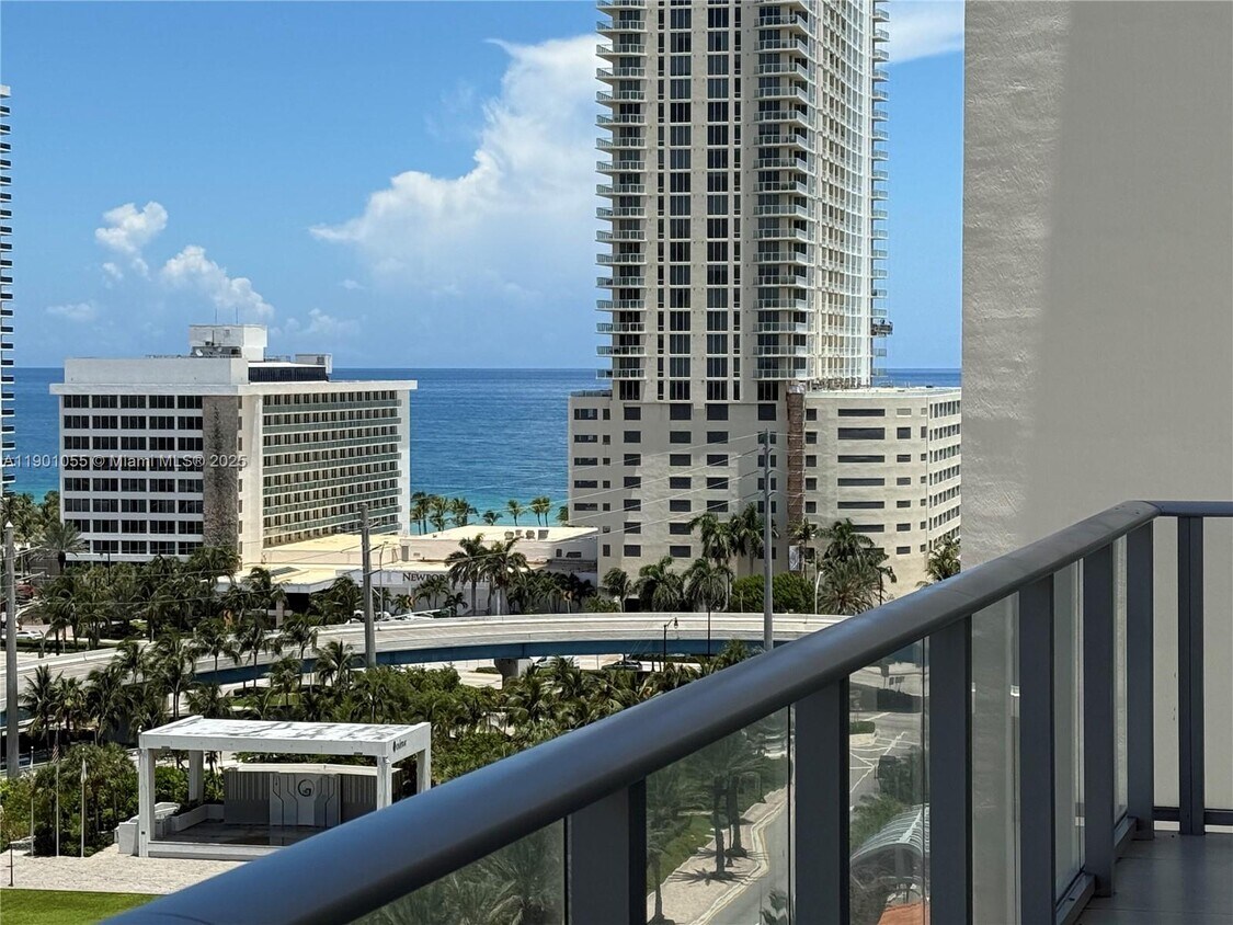Foto principal - 300 Sunny Isles Blvd