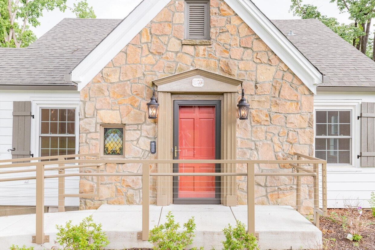 Foto principal - 240 S Greer St