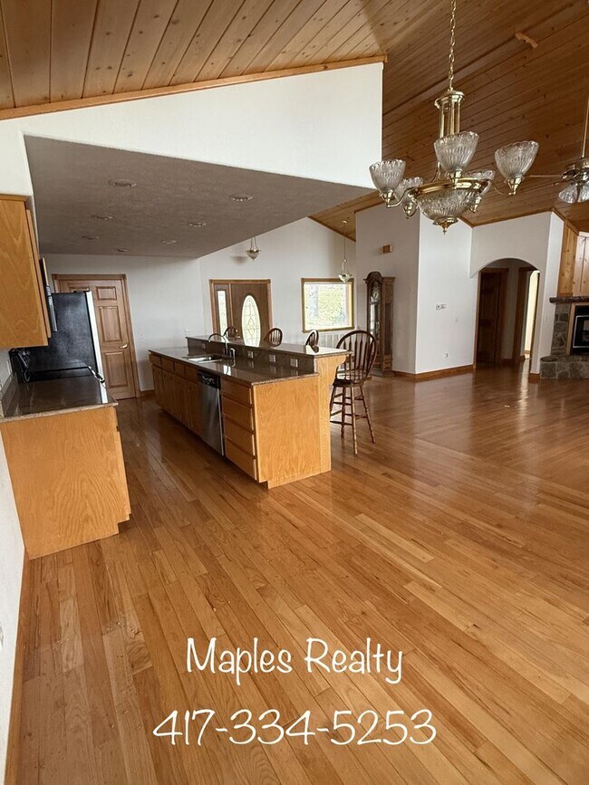 Building Photo - Executive Lake Home near Big Cedar Lodge