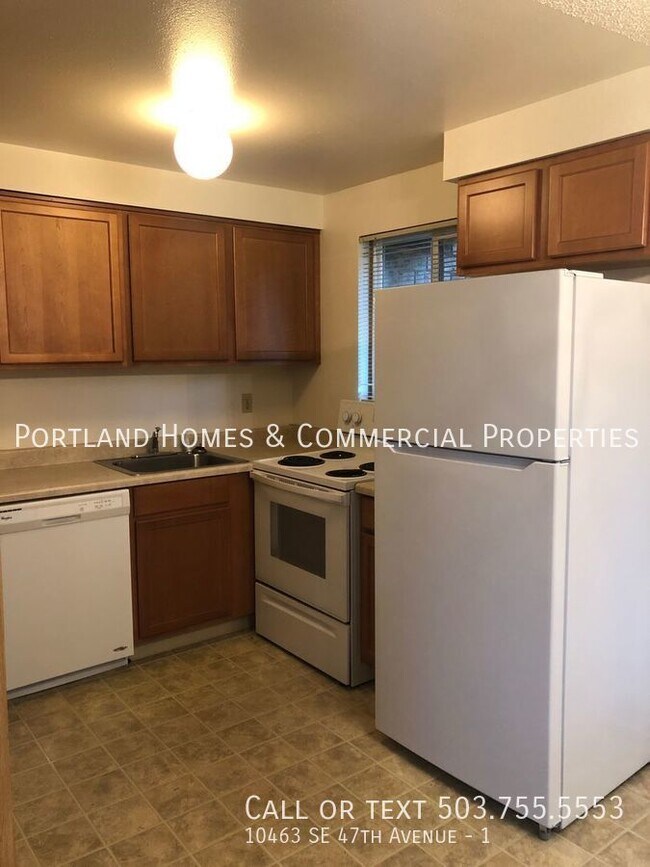 Building Photo - Milwaukie Tri-plex - 3 Bedroom