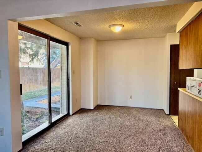 Building Photo - 1211 W Ivy Ave
