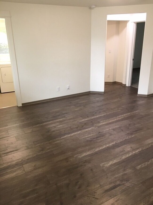 Foto del edificio - Gorgeous Recently updated 3 bed House Just Blocks from Campus!