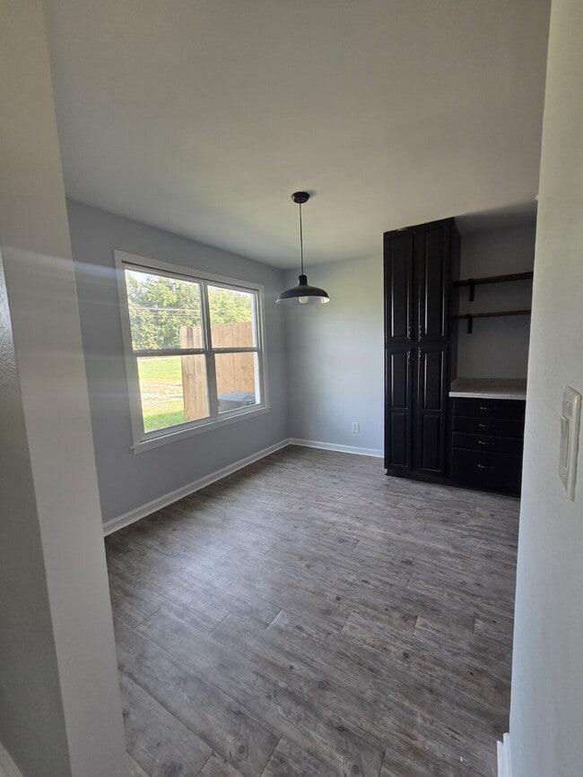 Building Photo - Cozy 1 Bedroom Retreat with Stylish LVP Flooring