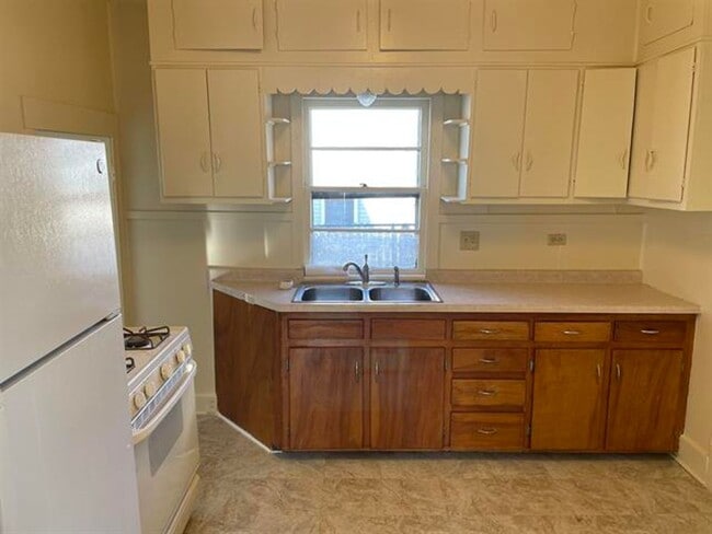 Building Photo - 4 bedroom house