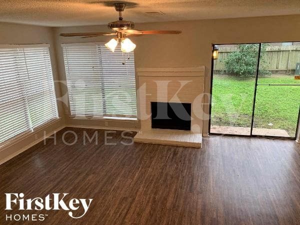 Foto del edificio - 15511 Evergreen Grove Dr