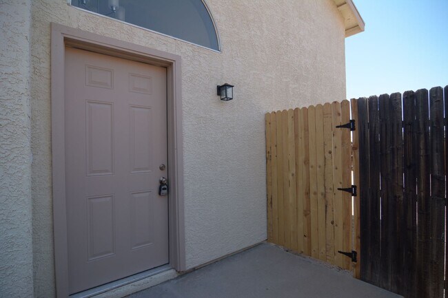 Foto del edificio - Remodeled 3 Bedroom 2.5 Bath House! West T...