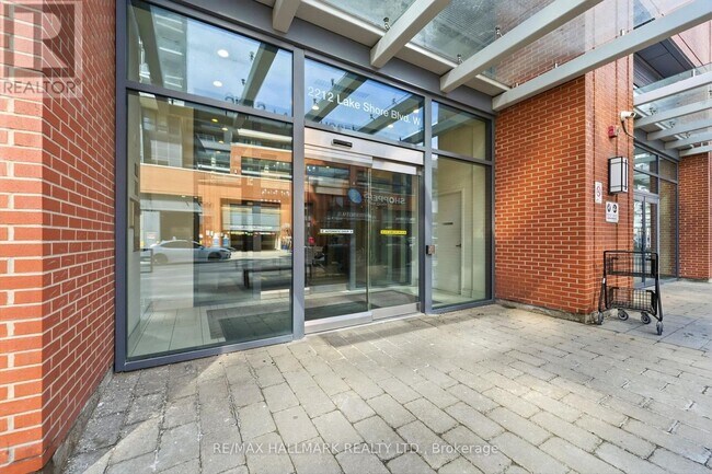 Photo du bâtiment - 2212 Lake Shore Blvd W